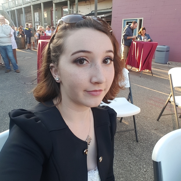 Meet your Posher, Kristen - Picture 1 of 4